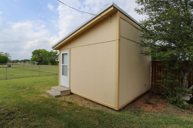 303 David Davis Drive, Mcgregor, TX 76657