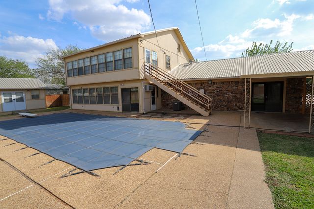 303 David Davis Drive, Mcgregor, TX 76657