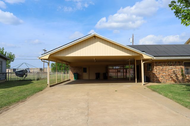 303 David Davis Drive, Mcgregor, TX 76657