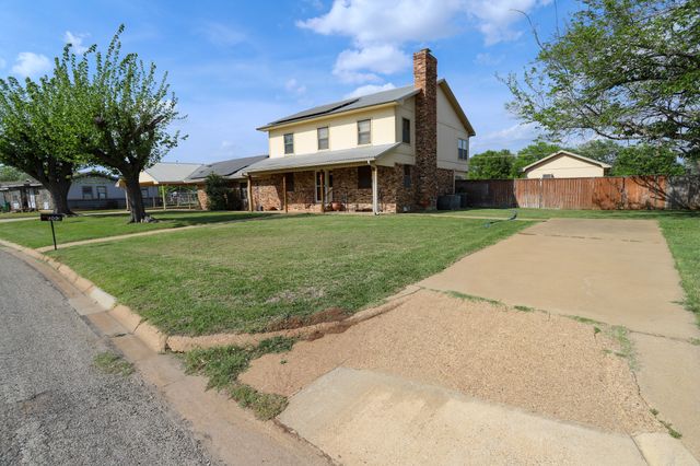 303 David Davis Drive, Mcgregor, TX 76657