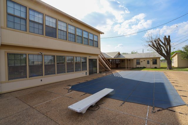 303 David Davis Drive, Mcgregor, TX 76657