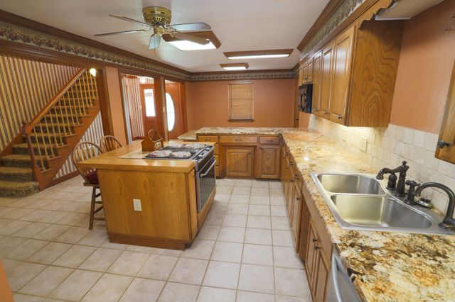 303 David Davis Drive, Mcgregor, TX 76657