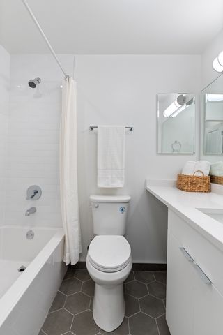 1650 W Roscoe Street 207, Chicago, IL 60657