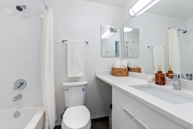 1650 W Roscoe Street 207, Chicago, IL 60657