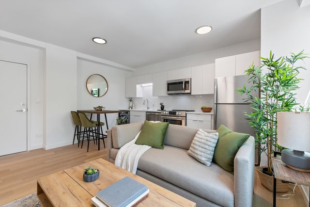 1650 W Roscoe Street 207, Chicago, IL 60657