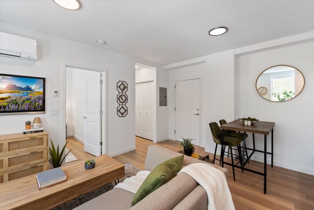 1650 W Roscoe Street 207, Chicago, IL 60657