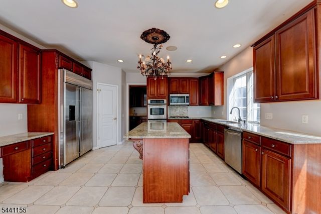 16 Commanders Ct, Totowa Boro, NJ 07512