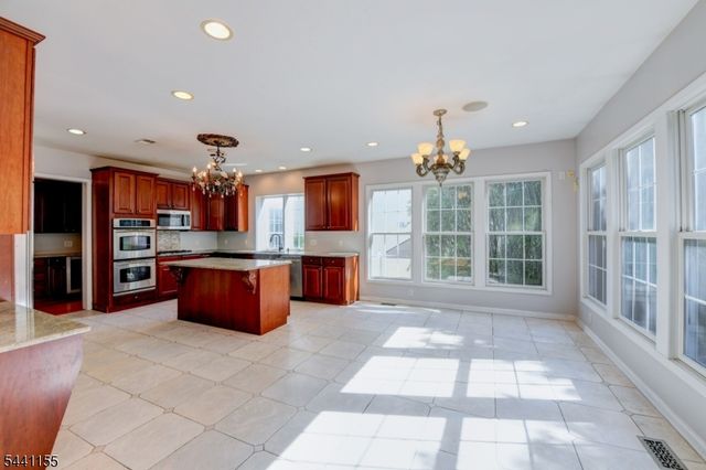 16 Commanders Ct, Totowa Boro, NJ 07512