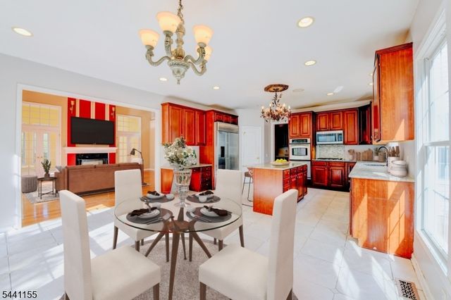 16 Commanders Ct, Totowa Boro, NJ 07512