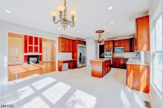 16 Commanders Ct, Totowa Boro, NJ 07512