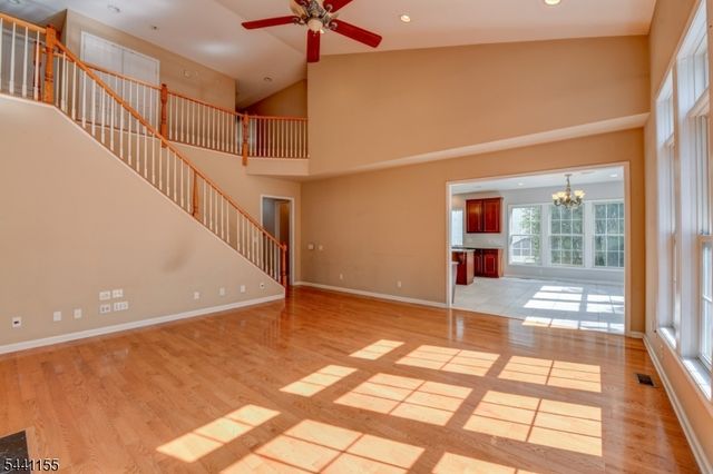 16 Commanders Ct, Totowa Boro, NJ 07512