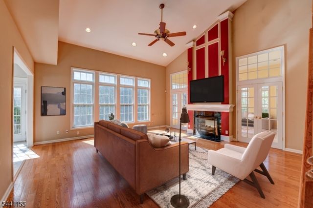 16 Commanders Ct, Totowa Boro, NJ 07512
