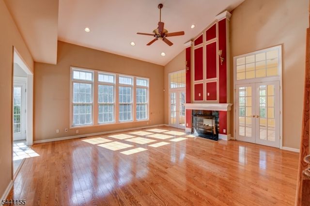 16 Commanders Ct, Totowa Boro, NJ 07512