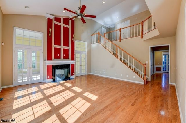 16 Commanders Ct, Totowa Boro, NJ 07512