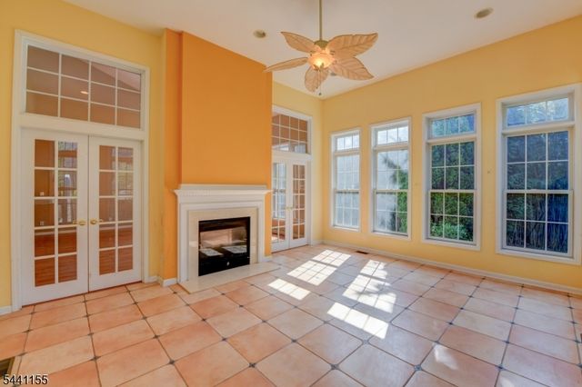 16 Commanders Ct, Totowa Boro, NJ 07512