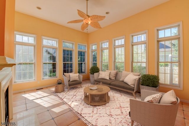 16 Commanders Ct, Totowa Boro, NJ 07512