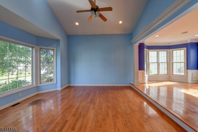 16 Commanders Ct, Totowa Boro, NJ 07512