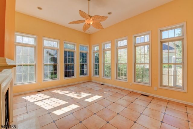 16 Commanders Ct, Totowa Boro, NJ 07512