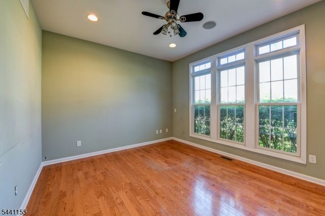 16 Commanders Ct, Totowa Boro, NJ 07512