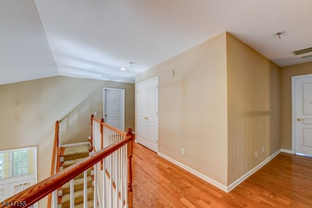 16 Commanders Ct, Totowa Boro, NJ 07512