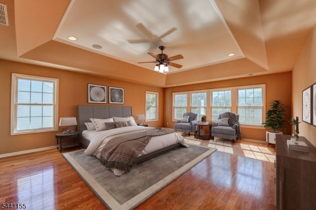 16 Commanders Ct, Totowa Boro, NJ 07512