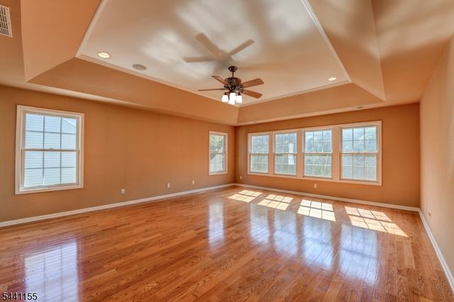 16 Commanders Ct, Totowa Boro, NJ 07512