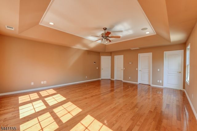 16 Commanders Ct, Totowa Boro, NJ 07512