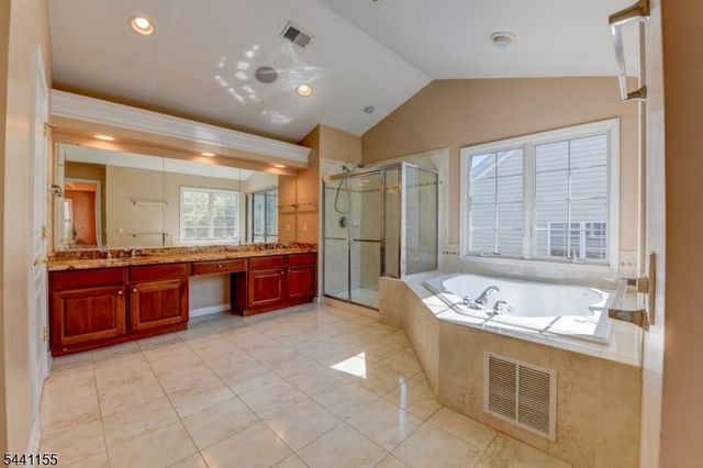 16 Commanders Ct, Totowa Boro, NJ 07512