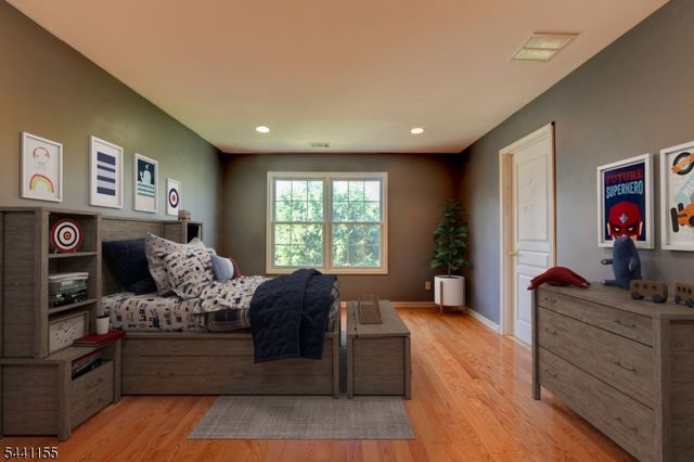 16 Commanders Ct, Totowa Boro, NJ 07512