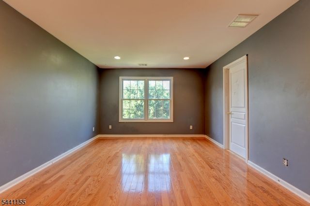 16 Commanders Ct, Totowa Boro, NJ 07512