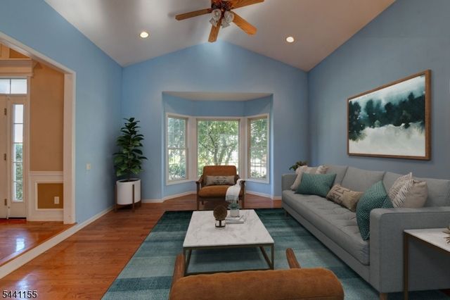 16 Commanders Ct, Totowa Boro, NJ 07512