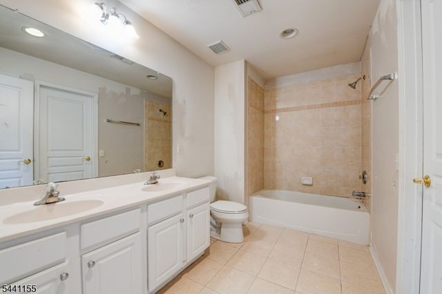 16 Commanders Ct, Totowa Boro, NJ 07512