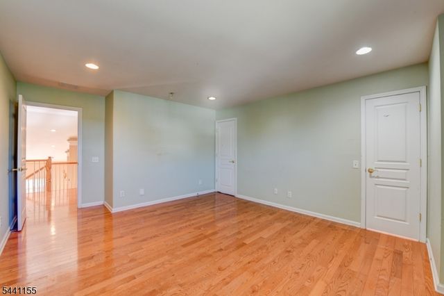 16 Commanders Ct, Totowa Boro, NJ 07512