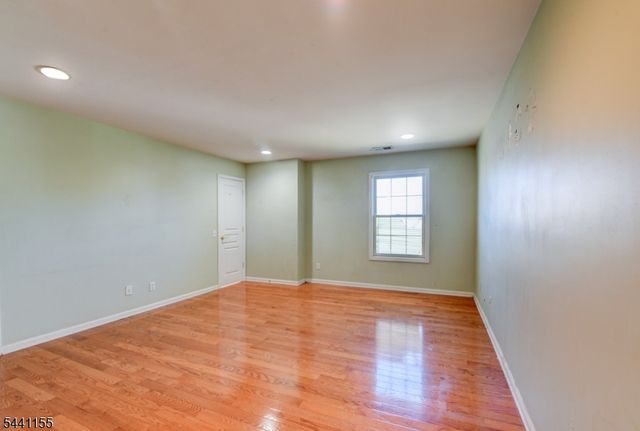 16 Commanders Ct, Totowa Boro, NJ 07512