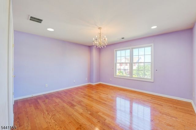 16 Commanders Ct, Totowa Boro, NJ 07512