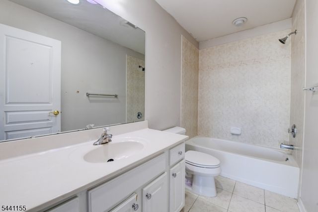 16 Commanders Ct, Totowa Boro, NJ 07512