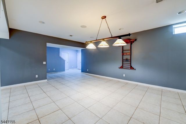 16 Commanders Ct, Totowa Boro, NJ 07512