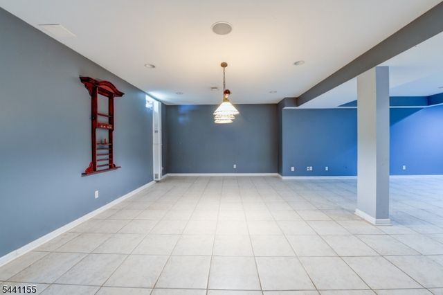 16 Commanders Ct, Totowa Boro, NJ 07512