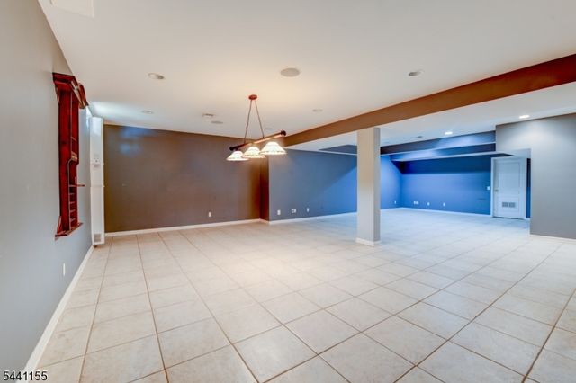 16 Commanders Ct, Totowa Boro, NJ 07512