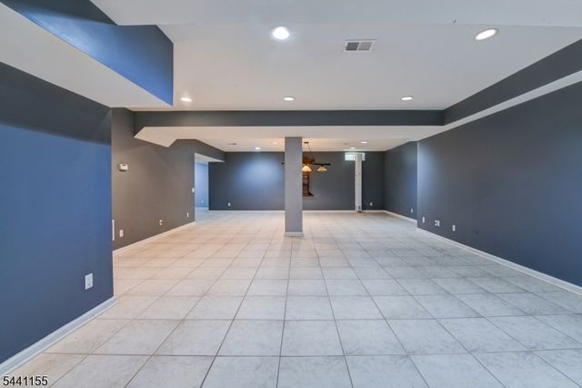 16 Commanders Ct, Totowa Boro, NJ 07512