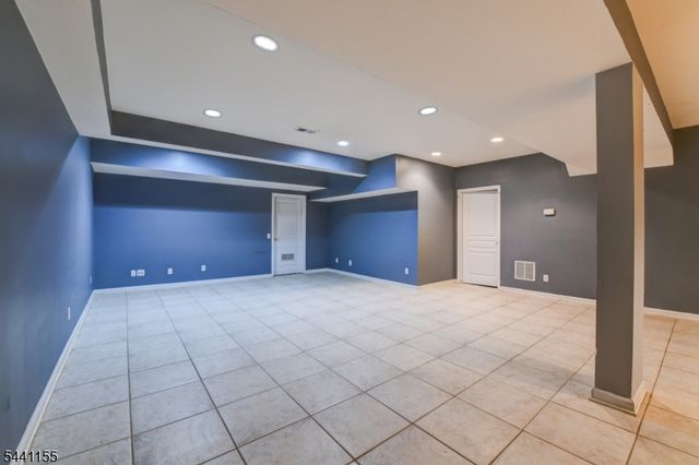 16 Commanders Ct, Totowa Boro, NJ 07512