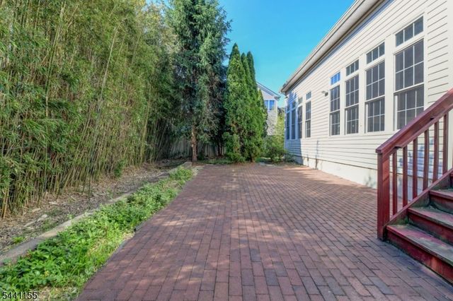 16 Commanders Ct, Totowa Boro, NJ 07512