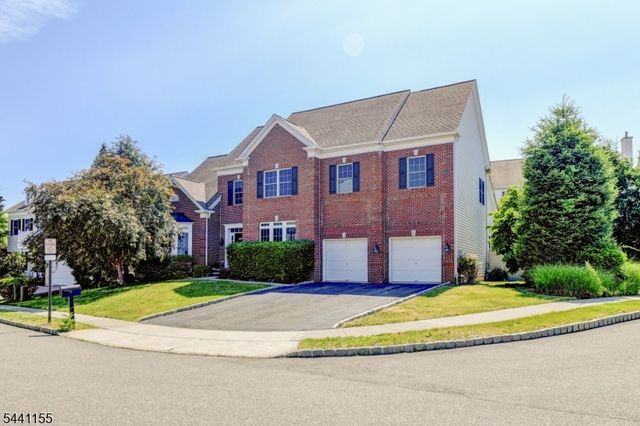 16 Commanders Ct, Totowa Boro, NJ 07512