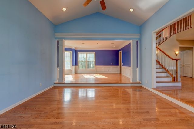 16 Commanders Ct, Totowa Boro, NJ 07512