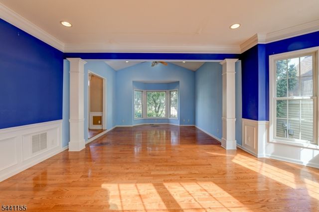 16 Commanders Ct, Totowa Boro, NJ 07512