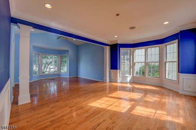 16 Commanders Ct, Totowa Boro, NJ 07512