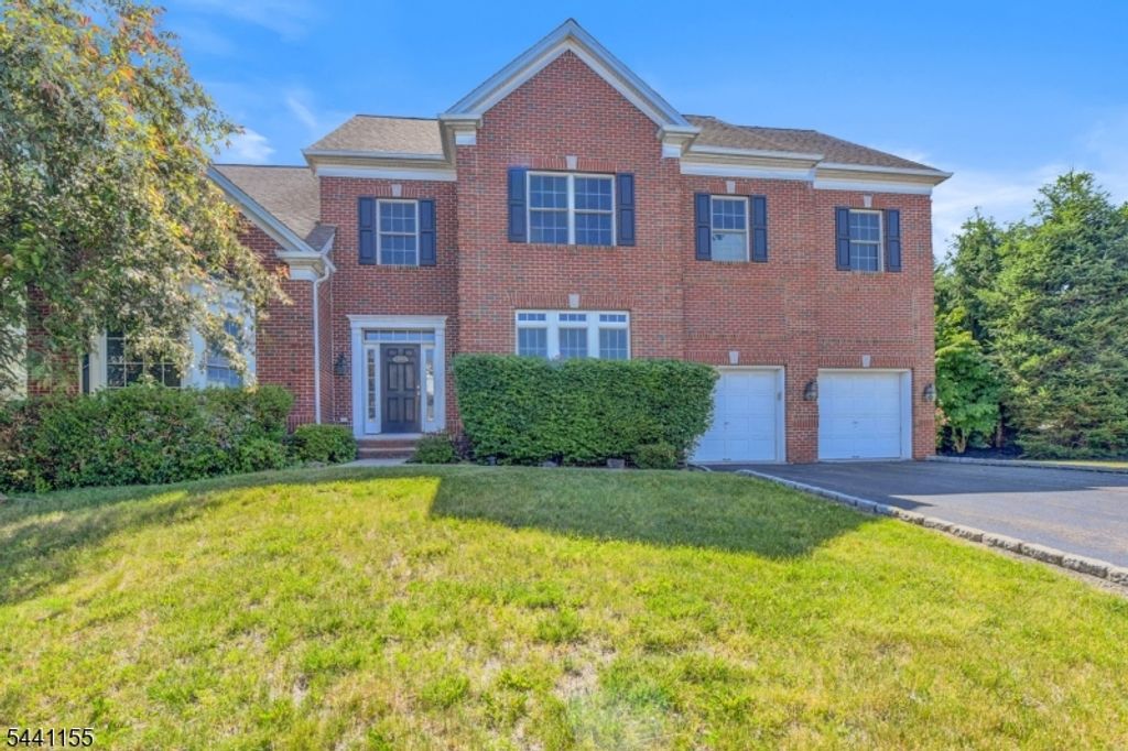 16 Commanders Ct, Totowa Boro, NJ 07512