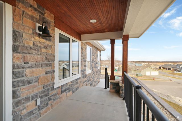 216 Highland Pointe Drive, Manhattan, KS 66503