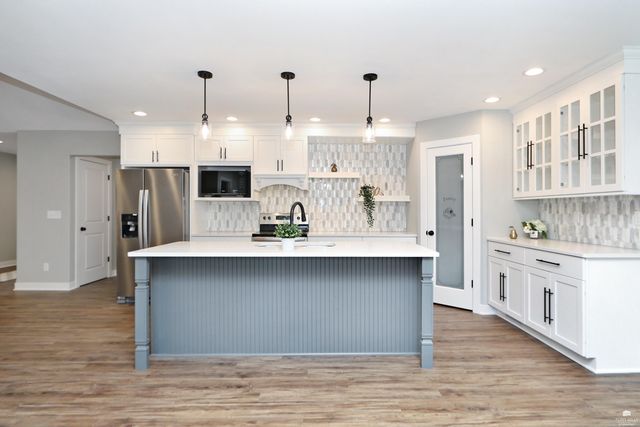 216 Highland Pointe Drive, Manhattan, KS 66503