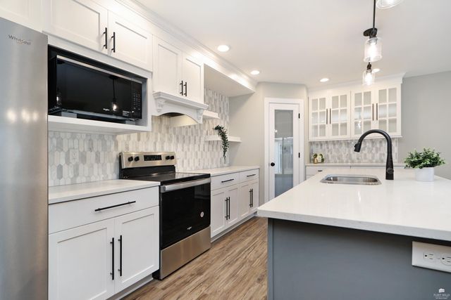 216 Highland Pointe Drive, Manhattan, KS 66503